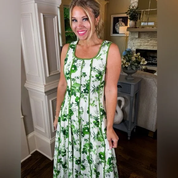 SECRET GARDEN SQUARE NECK
MIDI FLORAL DRESS - Picture 2 of 3